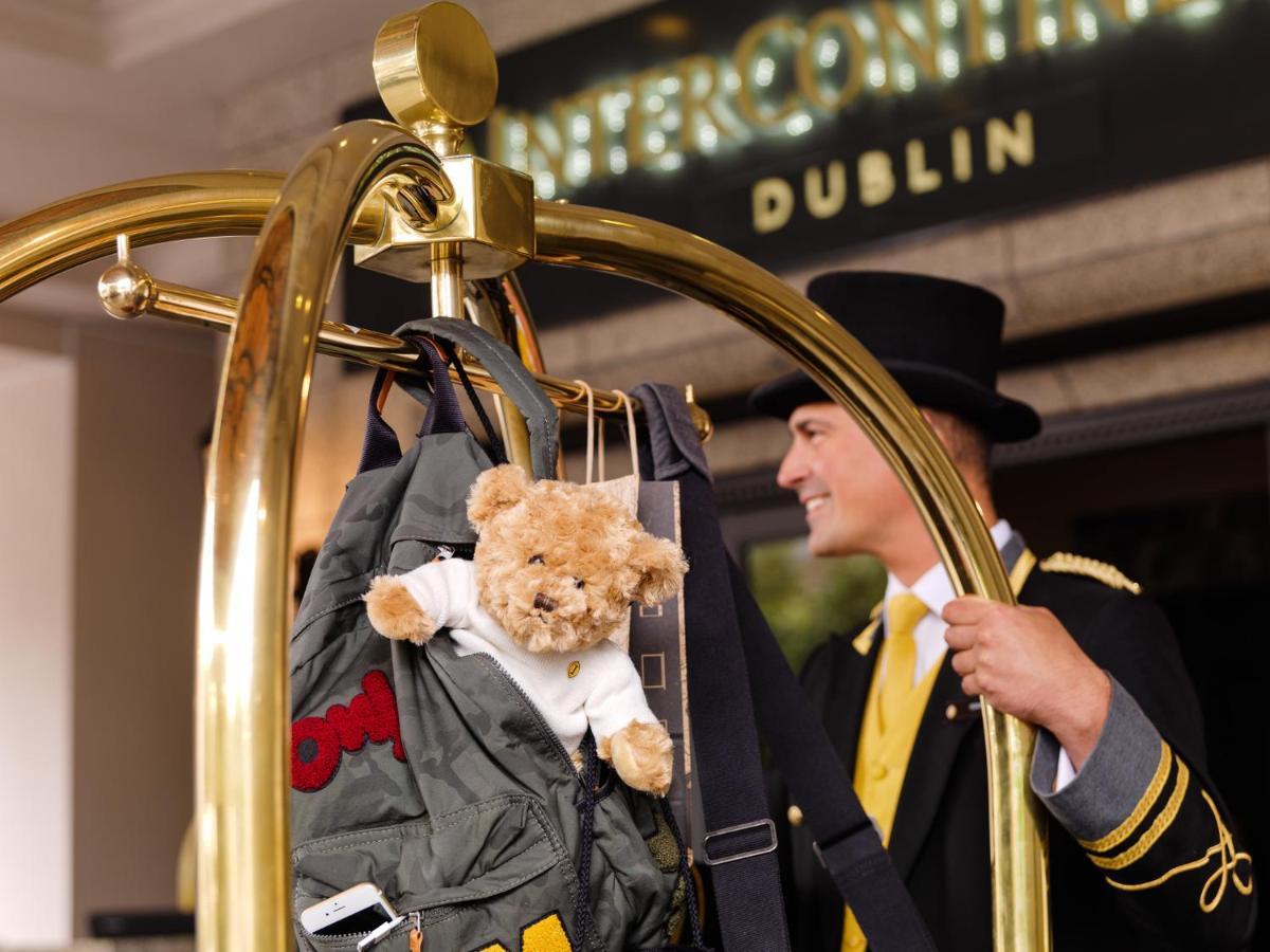 Готель Intercontinental Dublin By Ihg Екстер'єр фото A bellboy at the Sheltering Arms Hotel in Dublin, Ireland