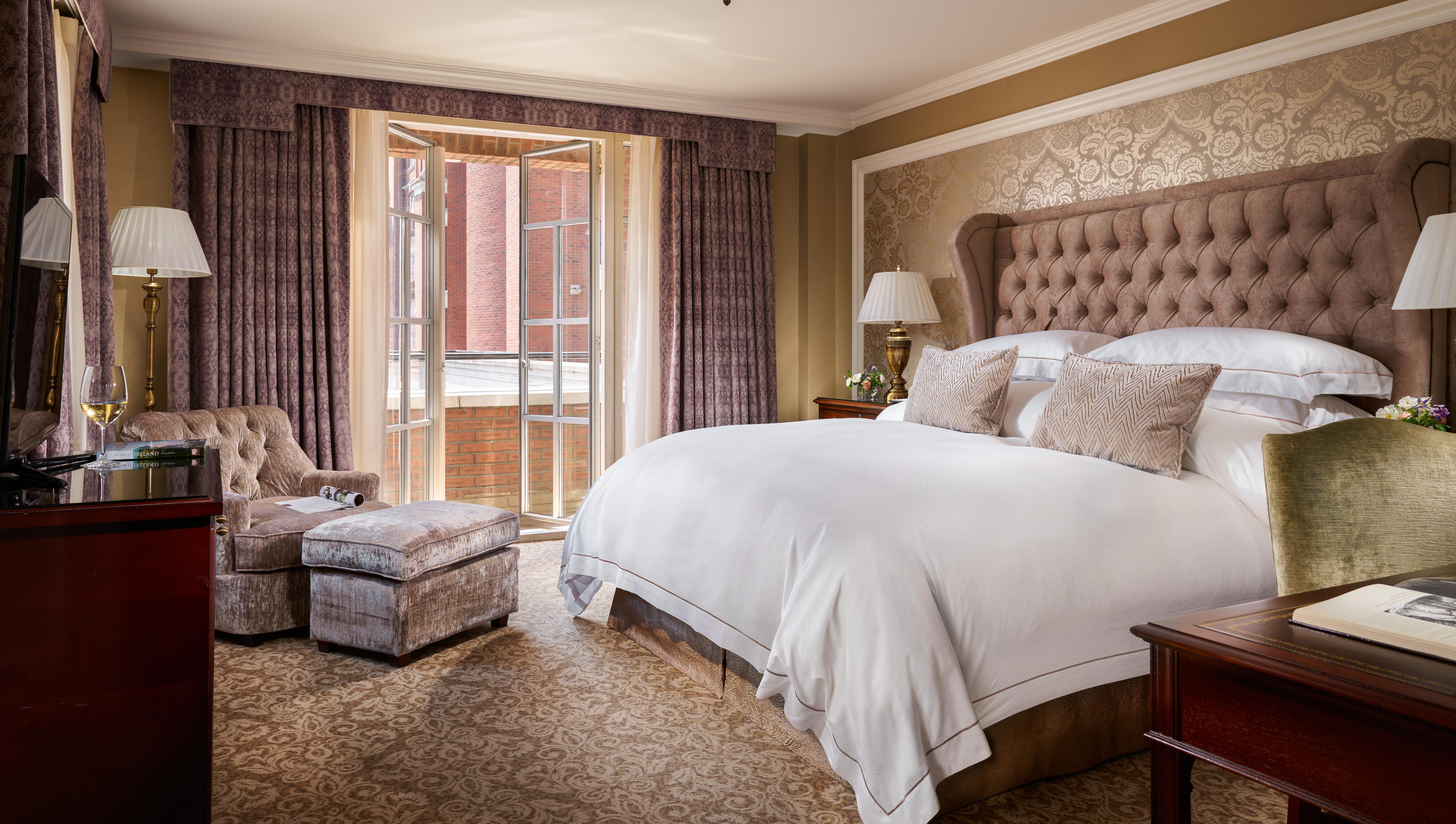 Готель Intercontinental Dublin By Ihg Екстер'єр фото A bedroom at The Ritz-Carlton, London