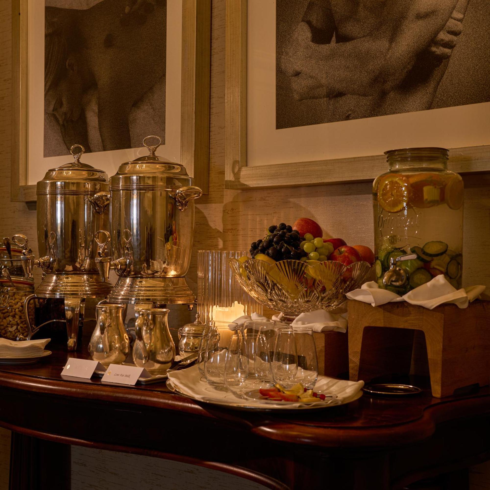 Готель Intercontinental Dublin By Ihg Екстер'єр фото A buffet at a hotel