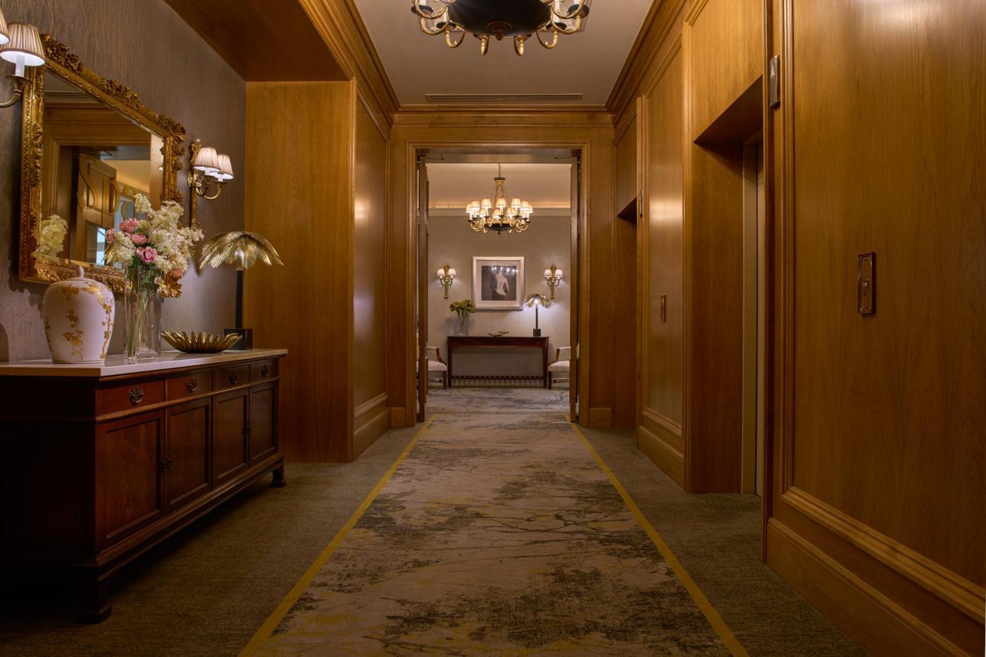 Готель Intercontinental Dublin By Ihg Екстер'єр фото A hallway at The Ritz-Carlton, Boston